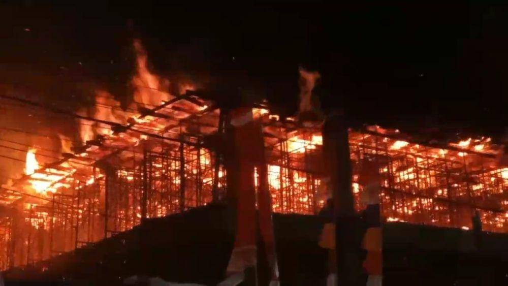 Swalayan dua lantai masih dalam tahap pengerjaan di Madiun ludes terbakar. IDN Times/ Istimewa.