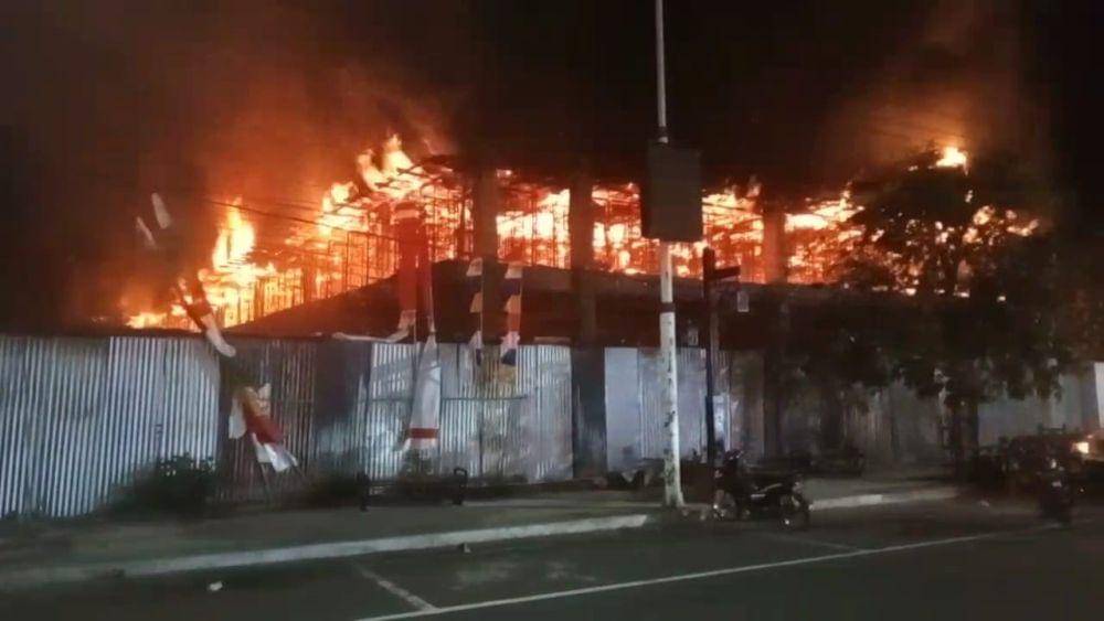 Swalayan dua lantai masih dalam tahap pengerjaan di Madiun ludes terbakar. IDN Times/ Istimewa.