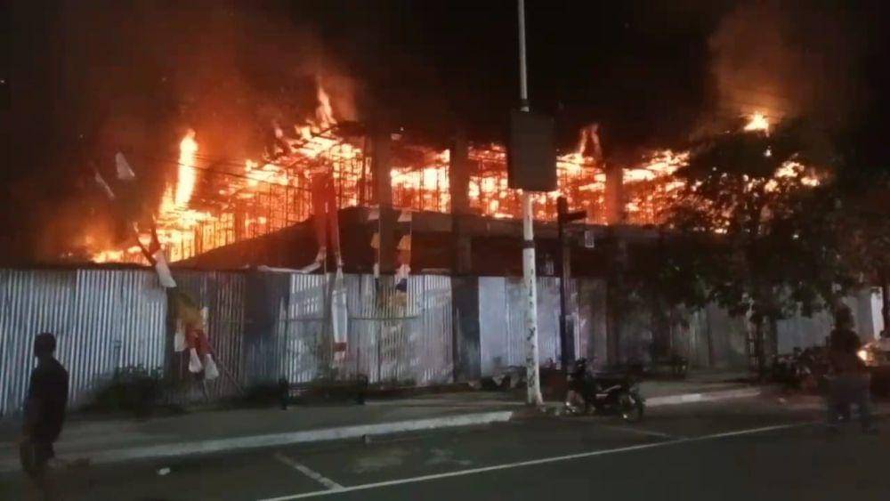 Swalayan dua lantai masih dalam tahap pengerjaan di Madiun ludes terbakar. IDN Times/ Istimewa.