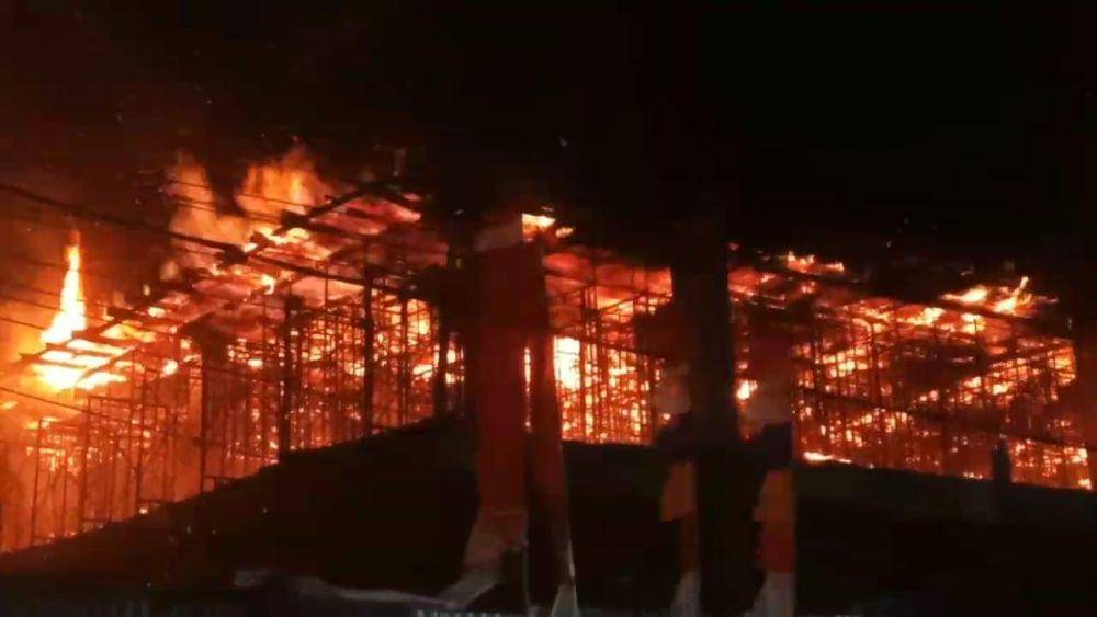 Swalayan dua lantai masih dalam tahap pengerjaan di Madiun ludes terbakar. IDN Times/ Istimewa.