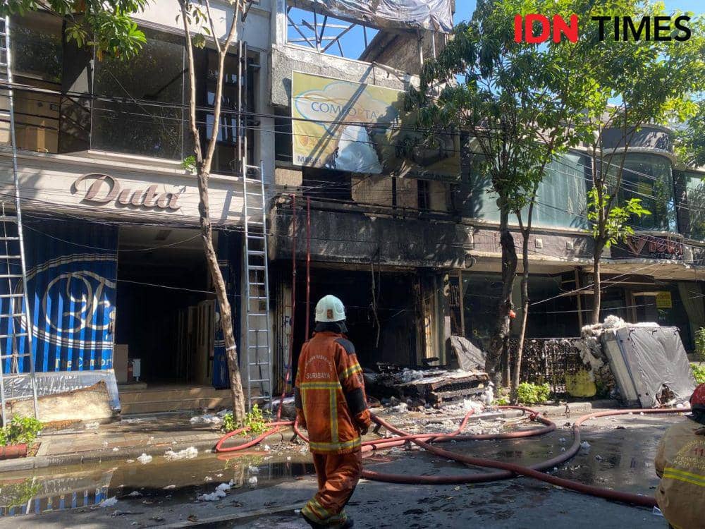 Korsleting Listrik Memicu Kebakaran Toko Mebel di Kertajaya