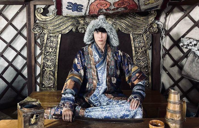 7 Potret Seru Mew Suppasit Liburan di Mongolia, Kerja Sambil Traveling