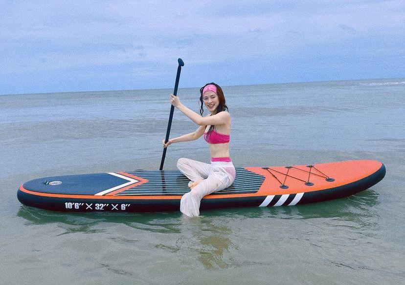 7 Potret Baifern Pimchanok Family Trip di Pantai, Obati Patah Hati?