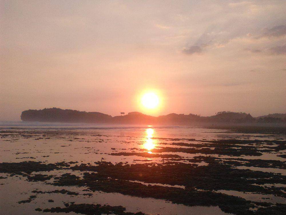 matahari terbenam di Pantai Slili, Yogyakarta (commons.wikimedia.org/W1d0d0)