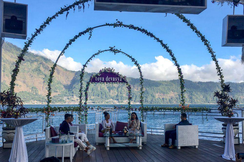 Acara Wisata Narasi Toya Devasya Anniversary yang menghadirkan Niluh Djelantik dan Dee Lestari (dok.pribadi/Natalia Indah)