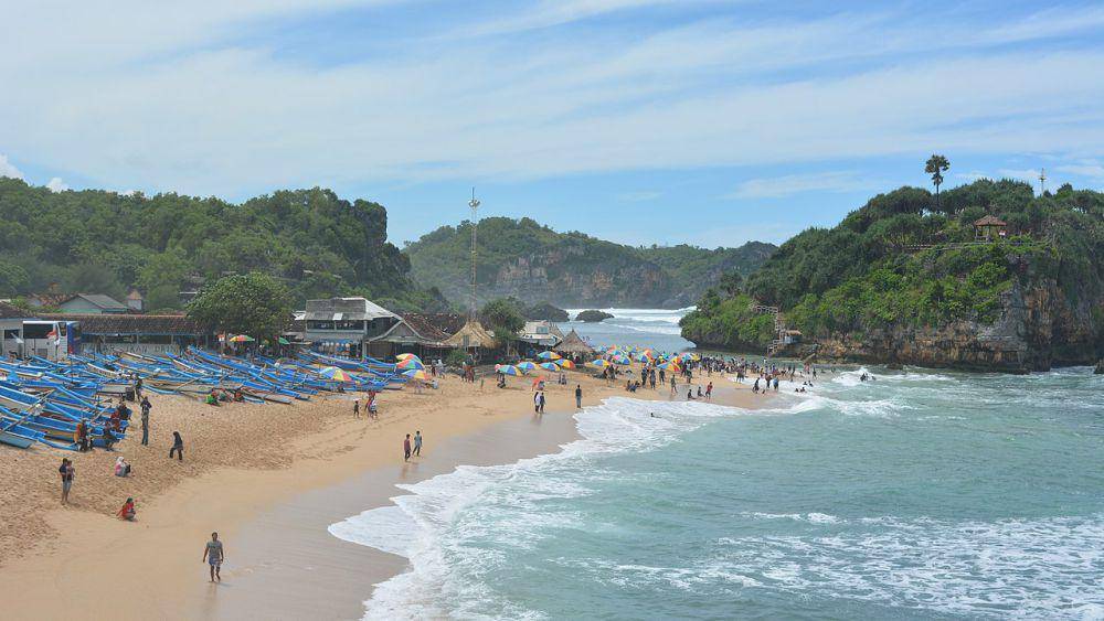 Pantai Drini, Yogyakarta (commons.wikimedia.org/Akbarzaiem)