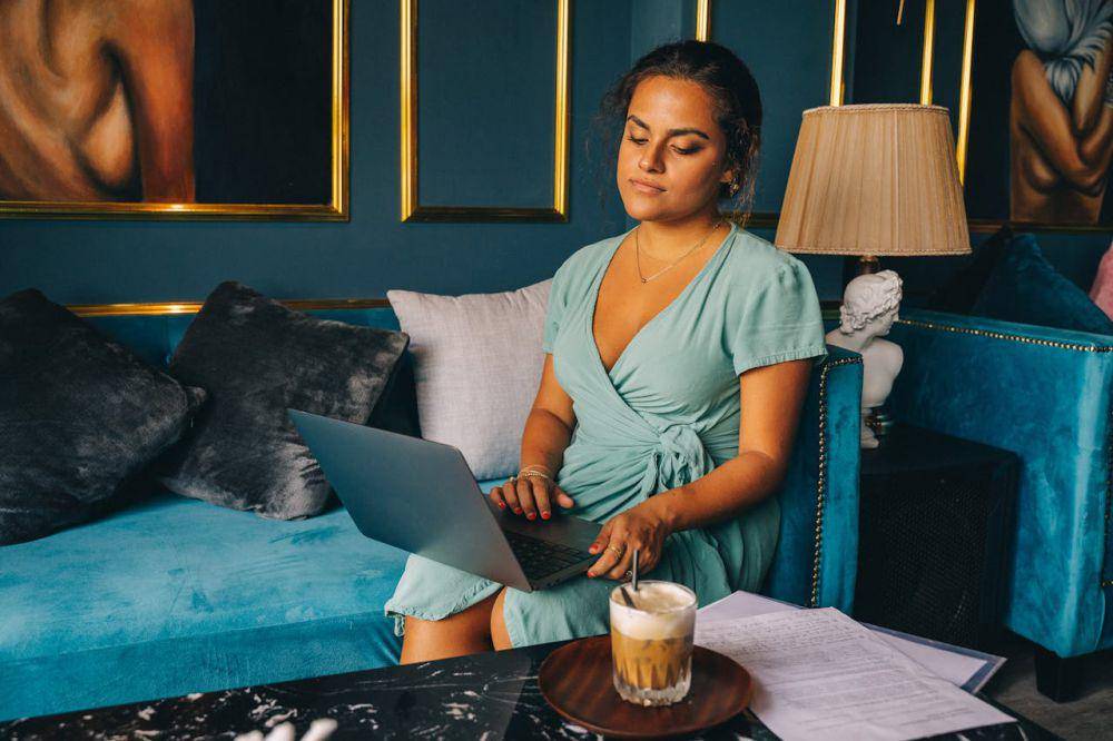 ilustrasi menggunakan laptop (pexels.com/Anna Tarazevich)