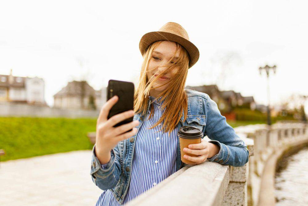 ilustrasi perempuan sedang selfie (pexels.com/George Dolgikh)