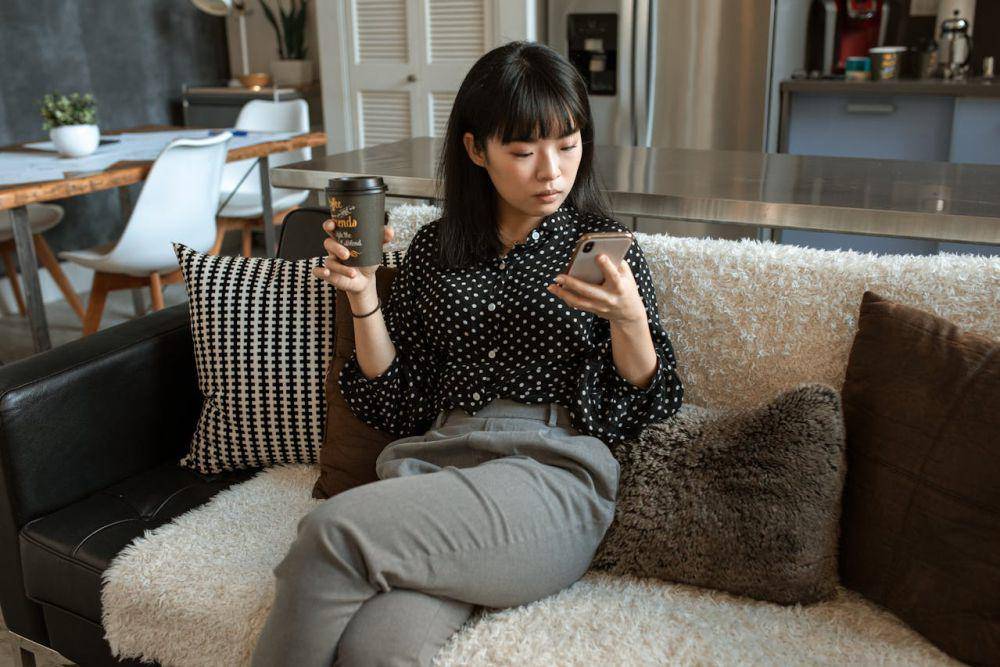 ilustrasi menggunakan smartphone (pexels.com/RDNE Stock project)