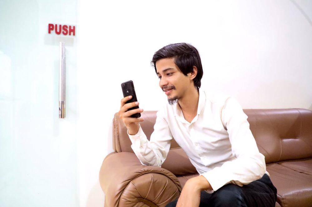 ilustrasi menggunakan smartphone (pexels.com/Prince)