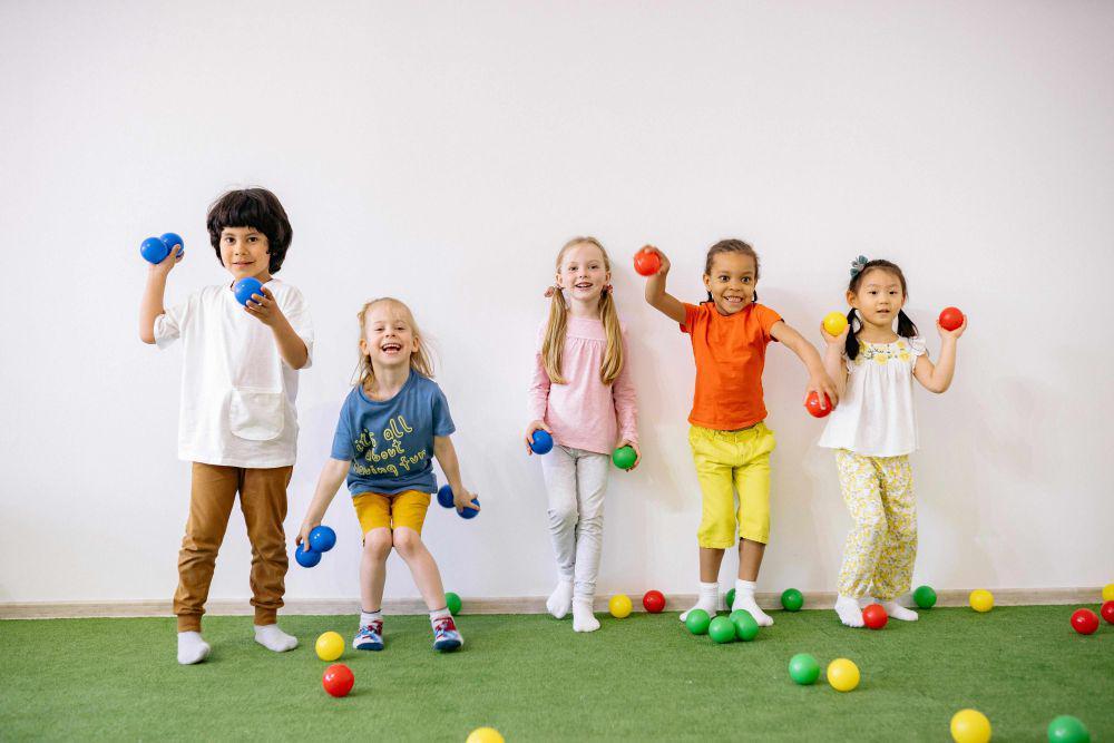 5 Tips Ajarkan Anak Etika Bergaul agar Mudah Berbaur dengan Lingkungan
