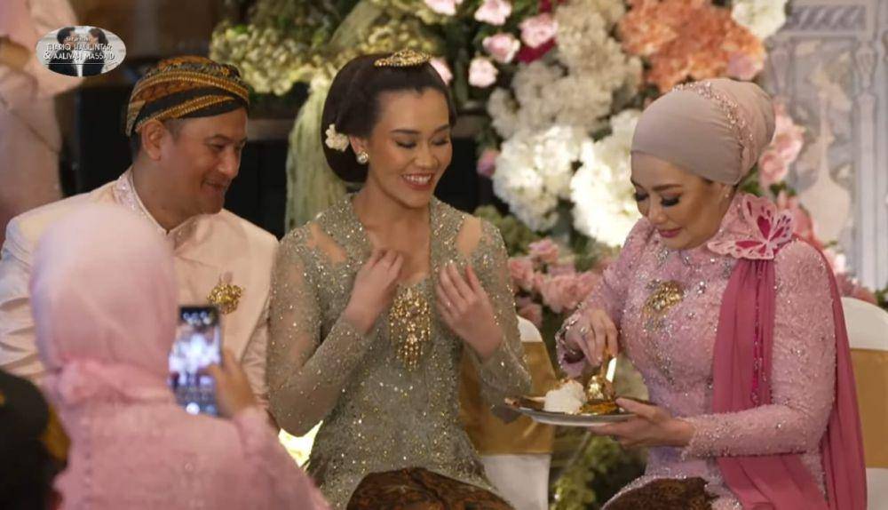 Gaya Aaliyah Massaid pada prosesi dulangan. (Youtube.com/Thariq Halilintar)