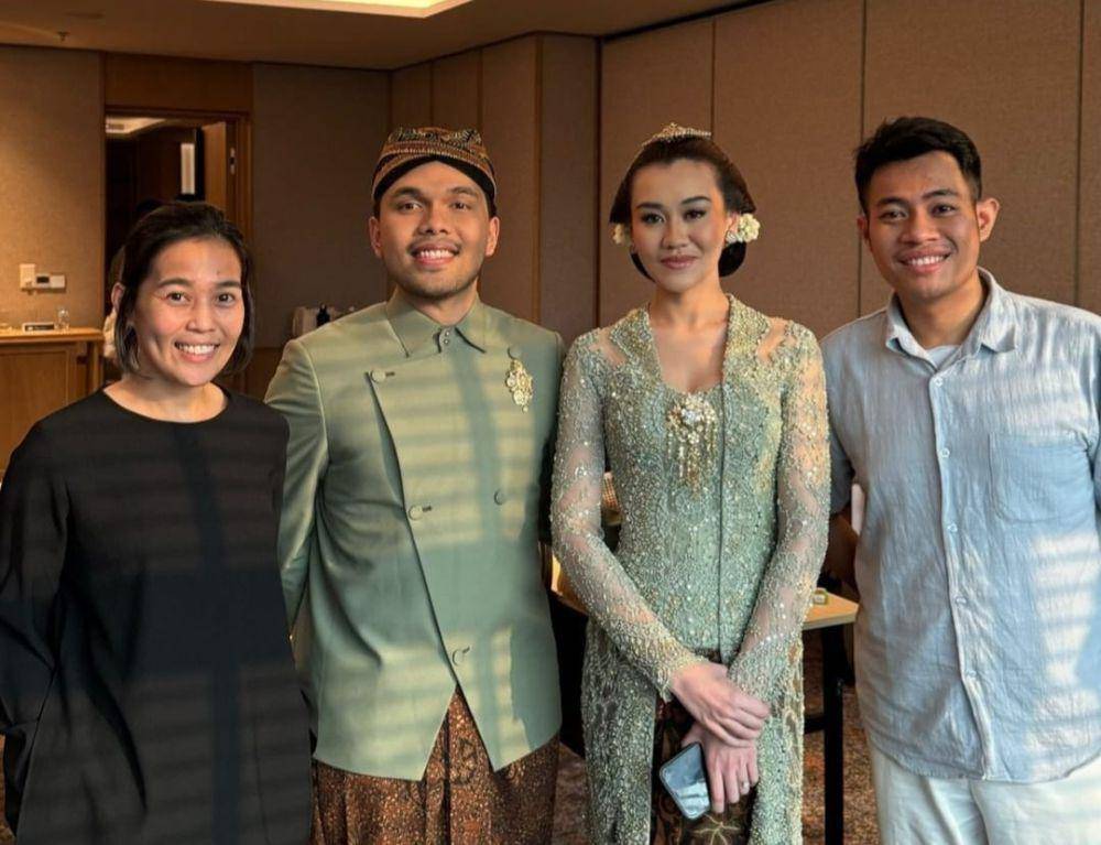 Gaya Aaliyah Massaid pada prosesi dulangan. (Instagram.com/leoafandi_)