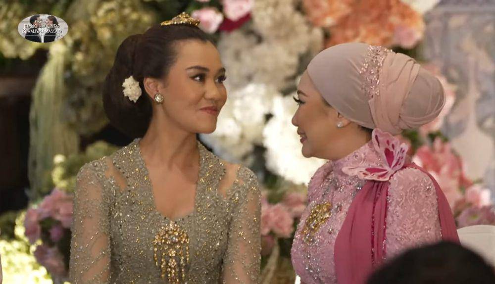 Gaya Aaliyah Massaid pada prosesi dulangan. (Youtube.com/Thariq Halilintar)