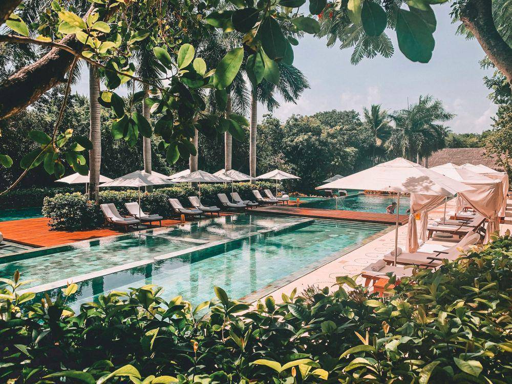 Ilustrasi kolam renang dengan kursi santai (unsplash.com/thesustainabletraveller)