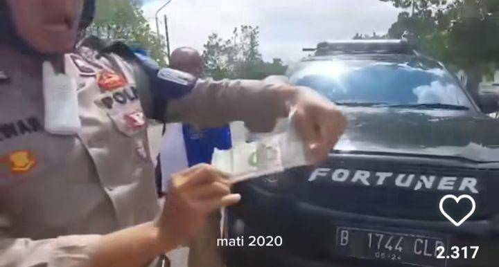 Foto saat petugas menunjukkan STNK mati sejak tahun 2020 ke perekam suara (Dok/Istimewa)