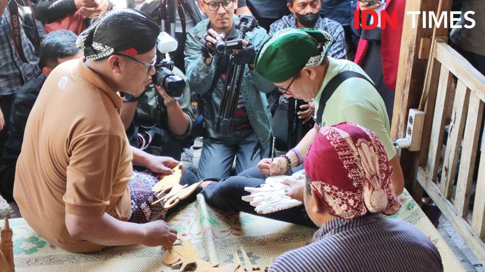 Potret Menparekraf Datangi Desa Wisata Krebet, Ikut Bikin Ukiran Kayu