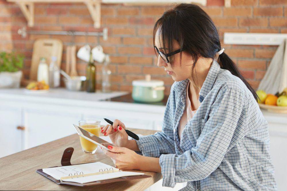 Ilustrasi wanita sedang menulis jadwal (freepik.com/wayhomestudio)