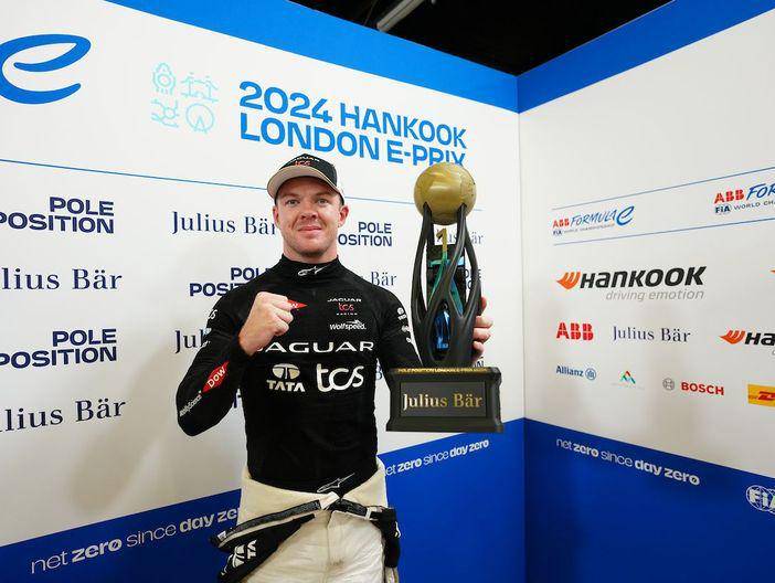 Nick Cassidy meraih pole position di sesi kualifikasi untuk balapan ke-2 E-Prix London 2024. (fiaformulae.com)