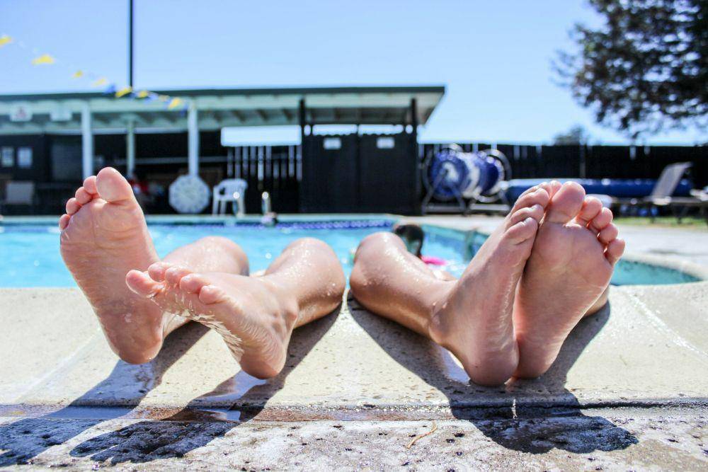 Ilustrasi berenang di kolam renang hotel (unsplash.com/pzopro)