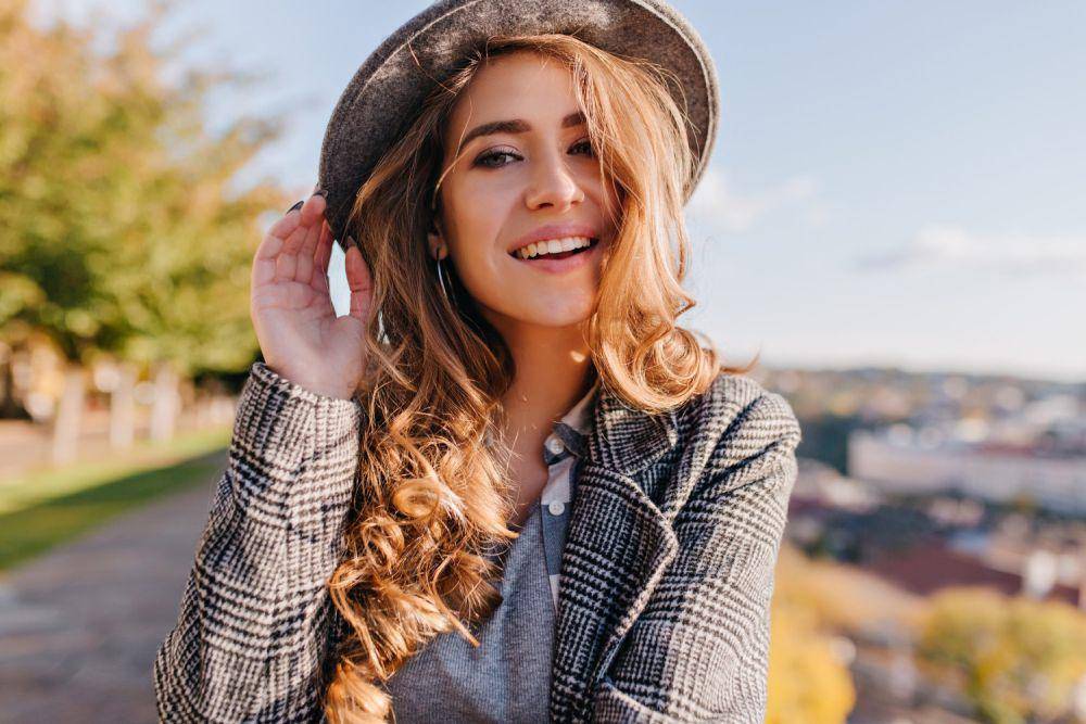 Ilustrasi wanita memakai topi di taman (freepik.com/lookstudio)