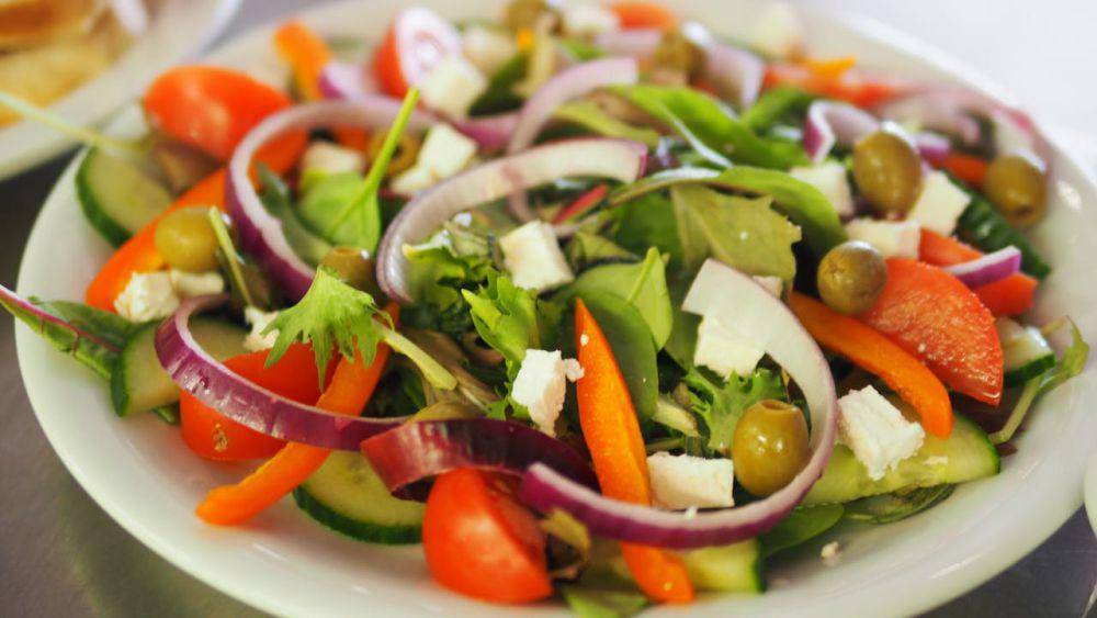 ilustrasi greek salad (pexels.com/Chan Walrus)