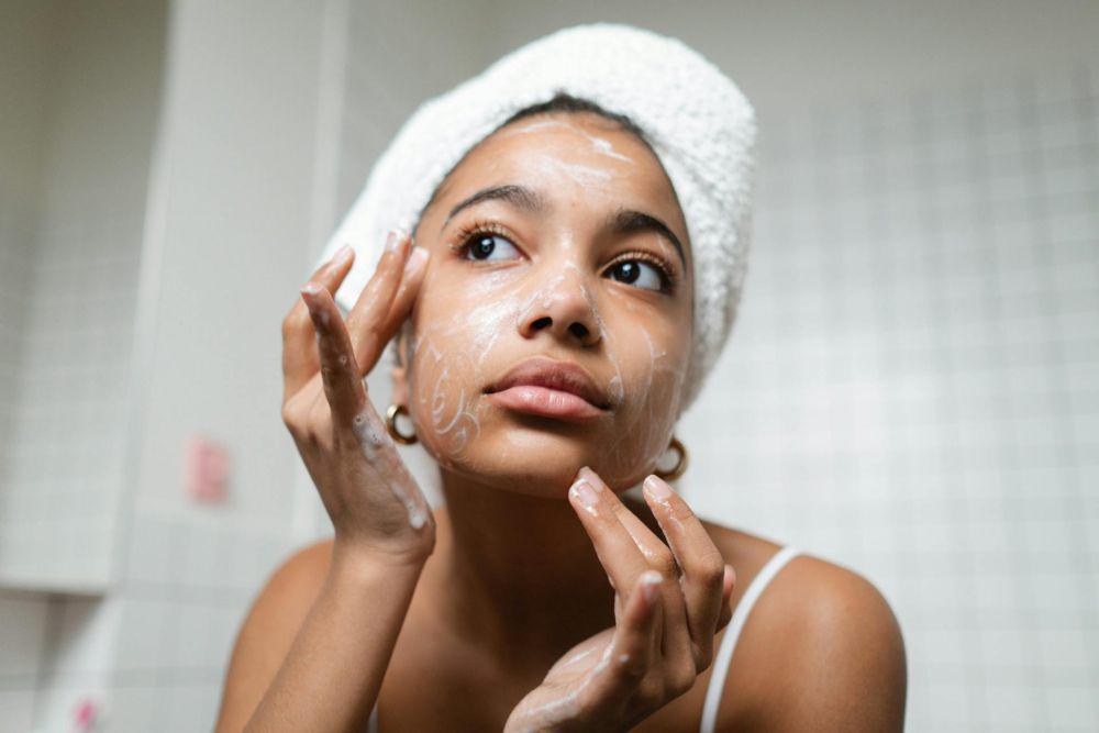 8 Rekomendasi Facial Foam untuk Kulit Berminyak, Cek Sebelum Beli!