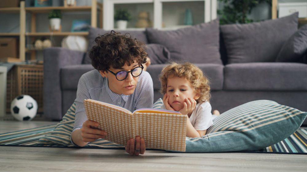 7 Cara Membuat Anak Hobi Membaca Buku, Manfaatnya Banyak!