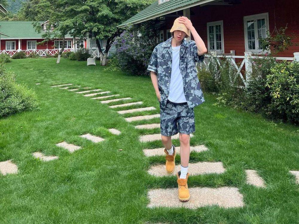 short pants ala The8 SEVENTEEN (instagram.com/xuminghao_o)
