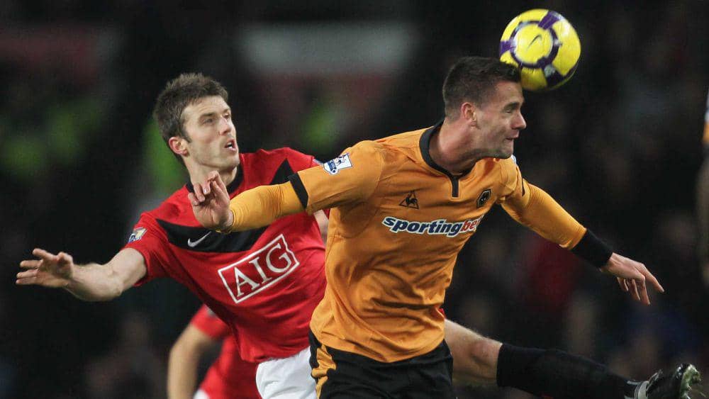 Stefan Maierhofer (kanan) tengah berduel dengan Michael Carrick (kiri). (wolves.co.uk)