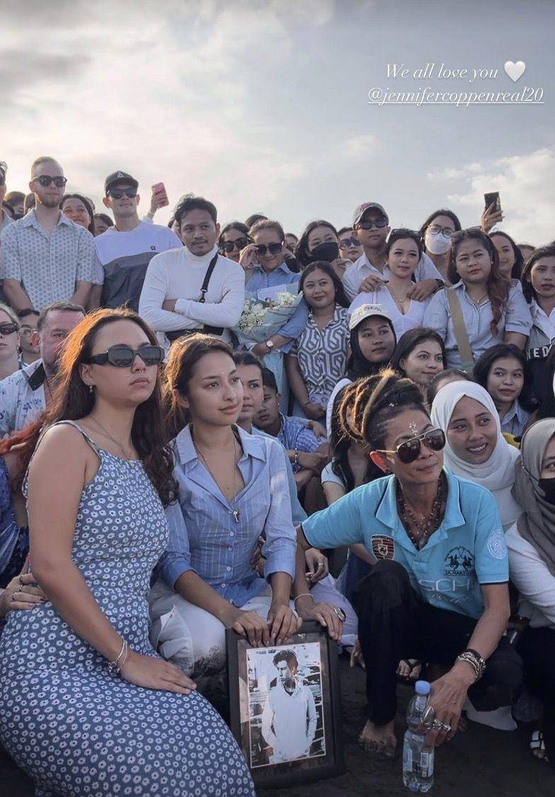 momen pelarungan abu Dali Wassink (instagram.com/jennifercoppenreal20)