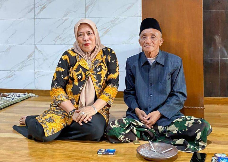 Bakal calon Gubernur Jawa Tengah, Eko Suwarni mengunjungi pemimpin Ponpes Al Ikhsan Surakarta, Kiai Ali Pono atau akrab disapa Mbah Lepo, Minggu (21/7/2024). (IDN Times/bt)