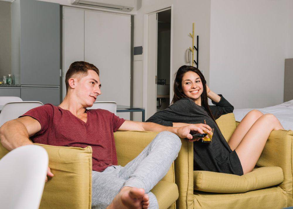 Ilustrasi pasangan ngobrol di sofa (freepik.com/freepik)