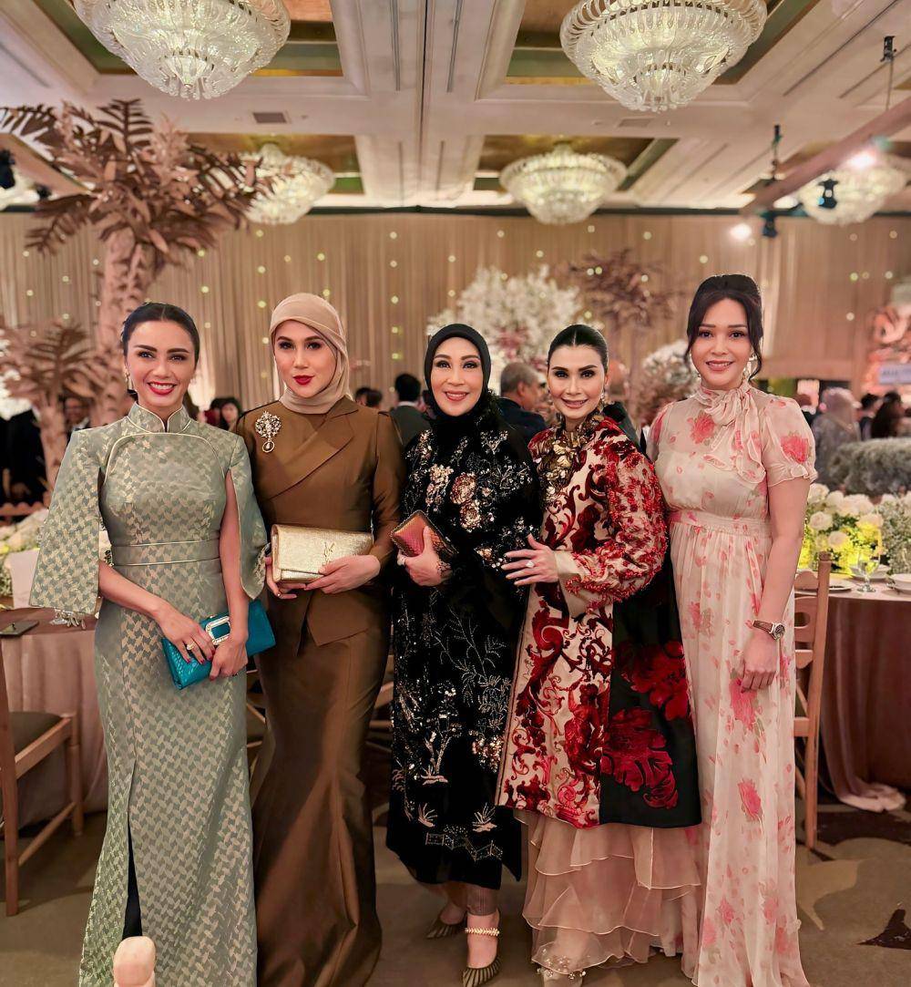 potret artis di resepsi Monica Putri (instagram.com/marinizumarnisreal)