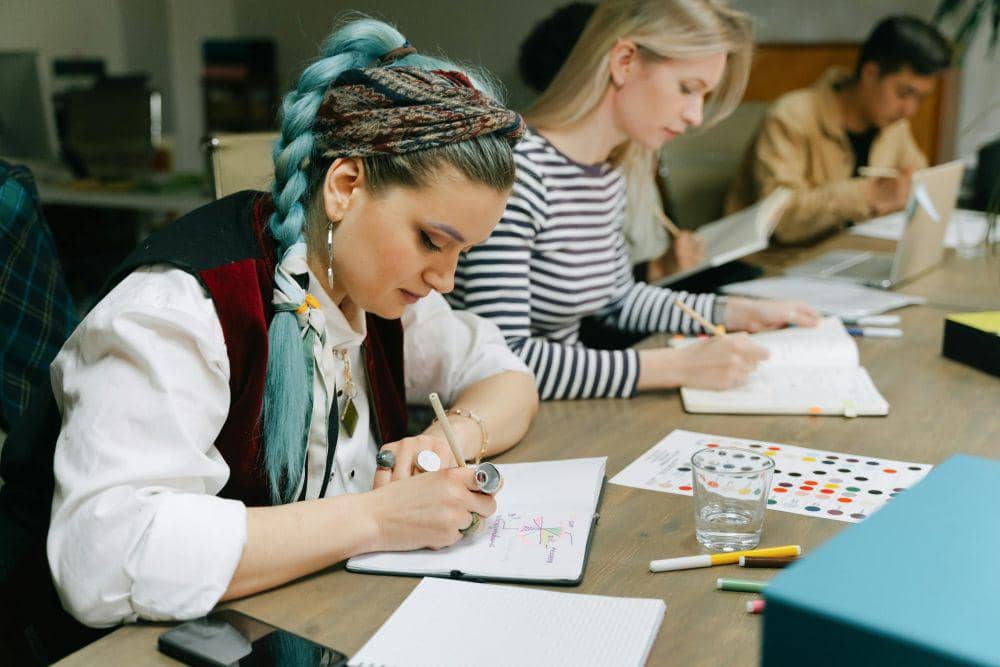 Ilustrasi pelajari materi (pexels.com/Ivan Samkov)