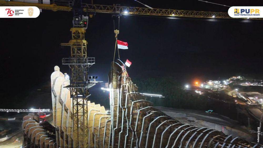 Pemasangan bilah terakhir dan tertinggi (topping off) di Sayap Barat Selubung Garuda Ibu Kota Negara (IKN) Nusantara. (dok. Kementerian PUPR)
