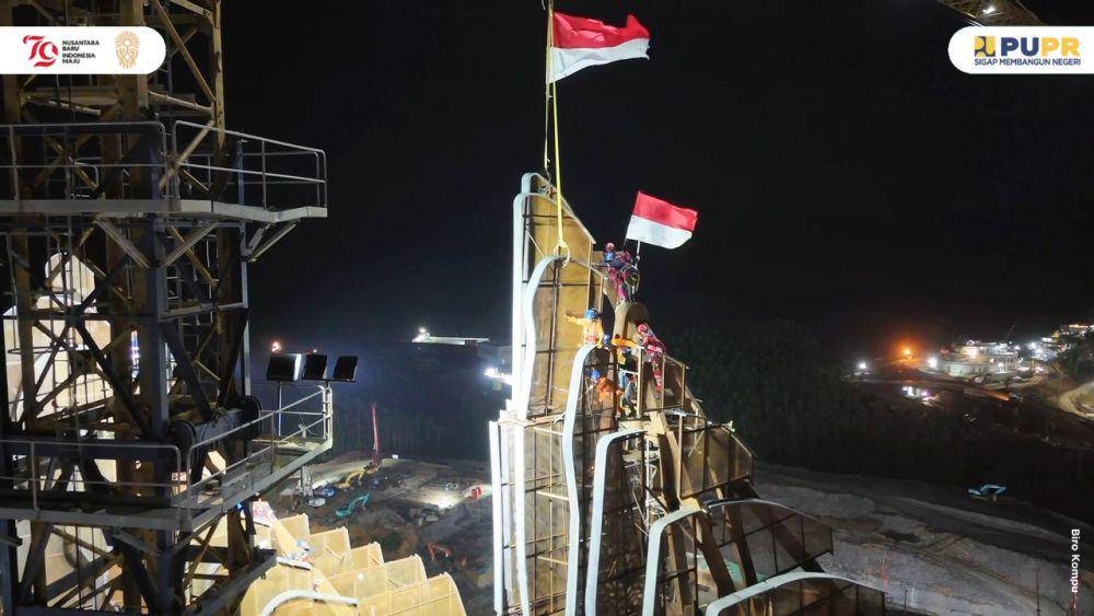 Pemasangan bilah terakhir dan tertinggi (topping off) di Sayap Barat Selubung Garuda Ibu Kota Negara (IKN) Nusantara. (dok. Kementerian PUPR)