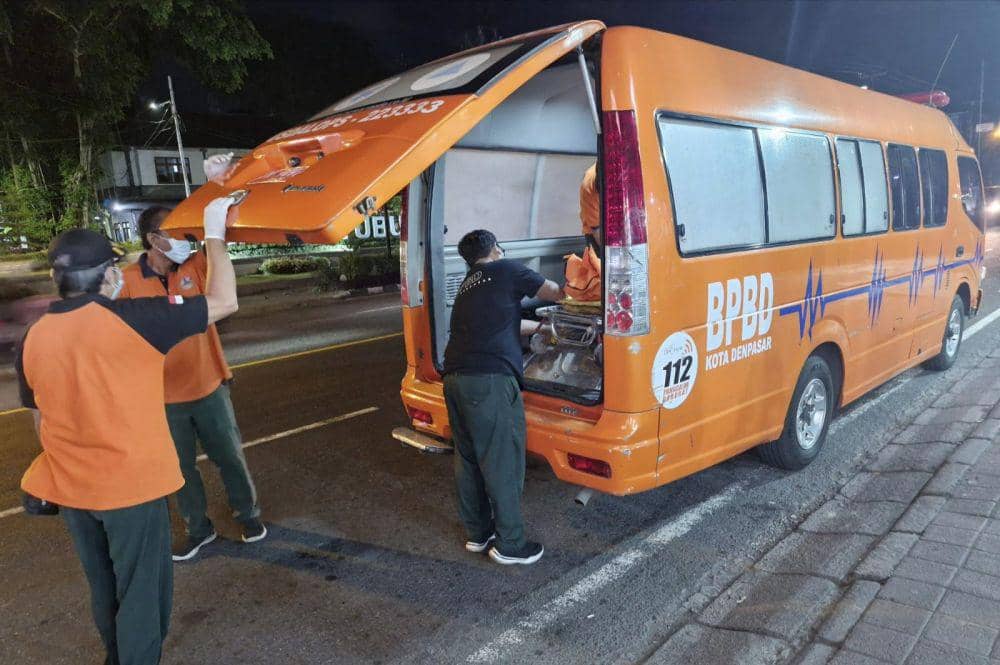 Evakuasi jenazah di salah satu kos di Denpasar (Dok.IDN Times/istimewa)
