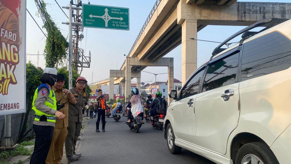 Pj Wako Palembang Ucok Abdulrauf tinjau uji coba penerapan rekayasa lalin contraflow (Dok. Kominfo Palembang)