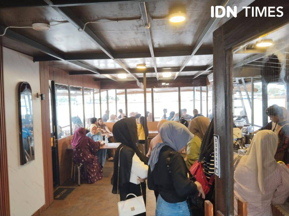 Sensasi Minum Kopi di Pinggir Sungai Musi, Mengapung Mengikuti Arus (IDN Times/Feny Maulia Agustin)