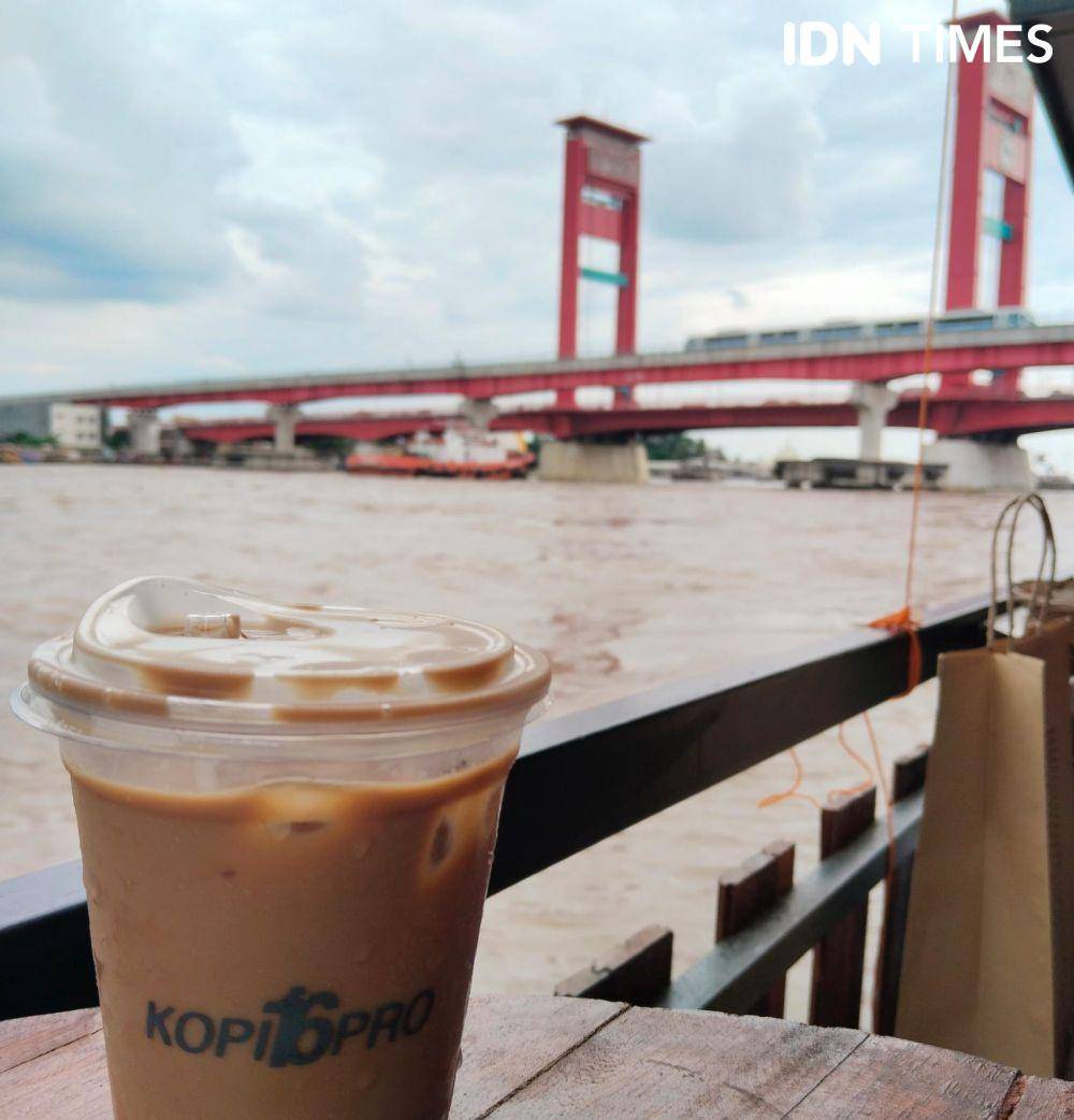 Sensasi Minum Kopi di Pinggir Sungai Musi, Mengapung Mengikuti Arus (IDN Times/Feny Maulia Agustin)