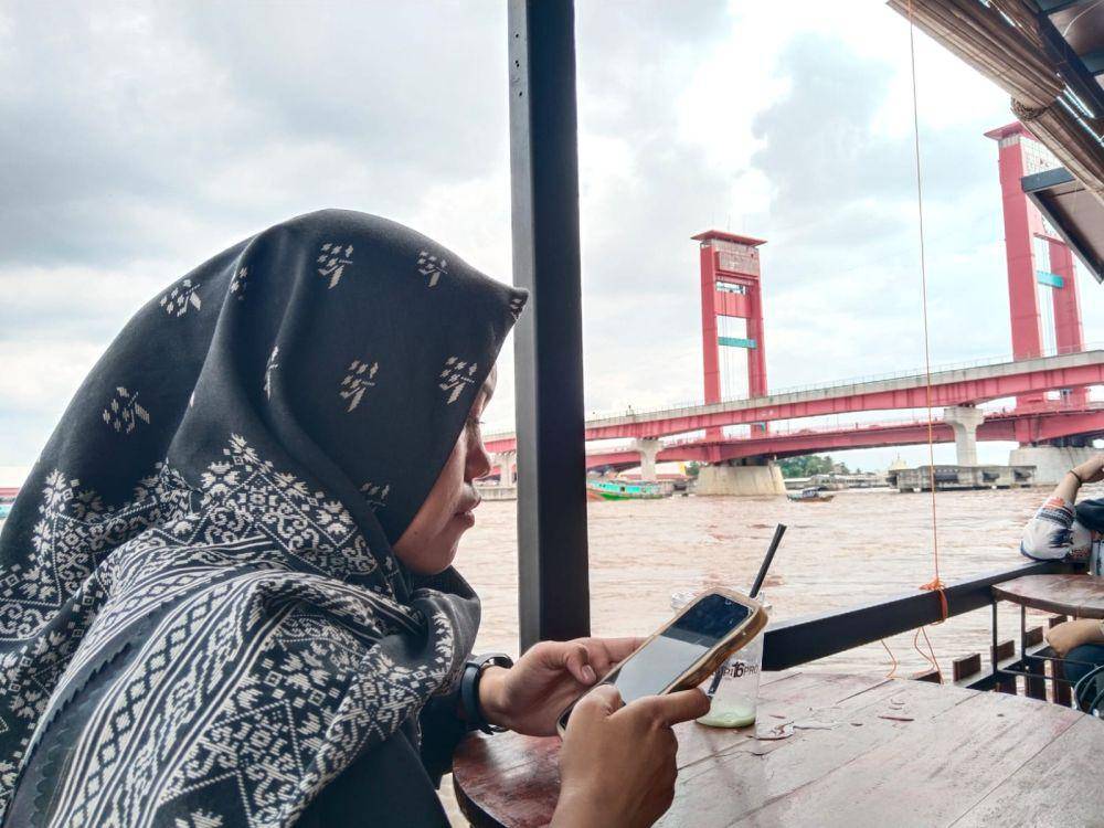 Sensasi Minum Kopi di Pinggir Sungai Musi, Mengapung Mengikuti Arus (IDN Times/Feny Maulia Agustin)