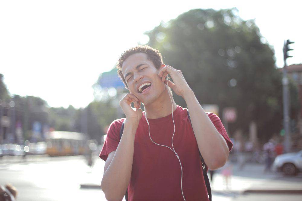 ilustrasi menyanyikan lagu favorit (pexels.com/Andrea Piacquadio)
