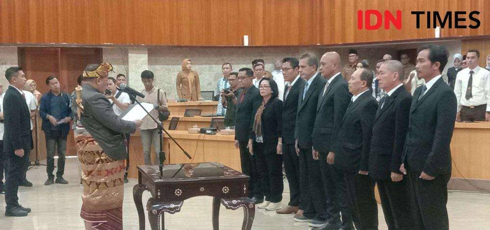 Sekda NTB Lalu Gita Ariadi melantik sembilan pengurus BPPD NTB periode 2024-2027 di Gedung Sangkareang Kompleks Kantor Gubernur NTB, Senin (22/7/2024). (IDN Times/Muhammad Nasir)