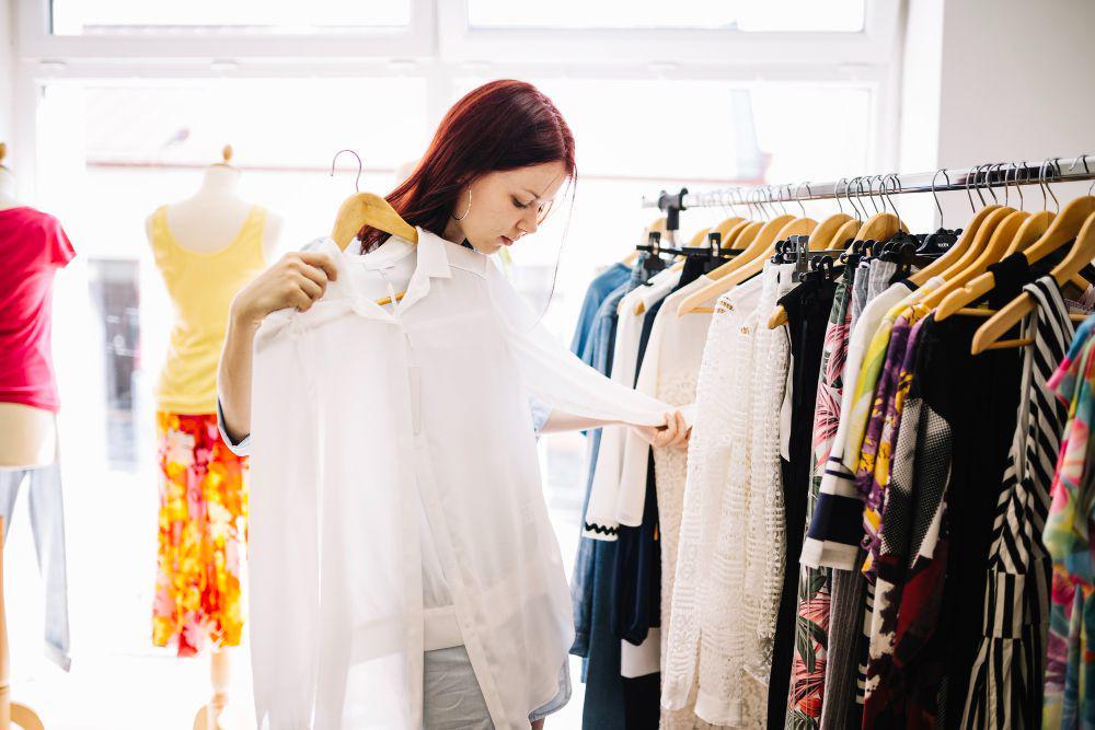 5 Tips Styling Kemeja Putih Wanita untuk Bekerja, Rapi dan Modis