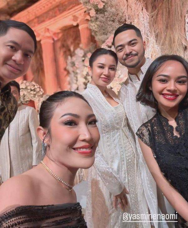 potret artis di resepsi Monica Putri (instagram.com/mrsayudewi)
