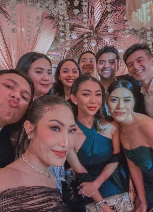 potret artis di resepsi Monica Putri (instagram.com/mrsayudewi)