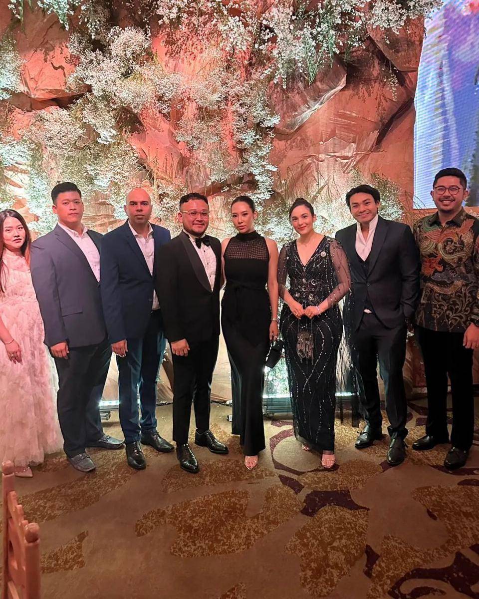 potret artis di resepsi Monica Putri (instagram.com/samuelwongso)