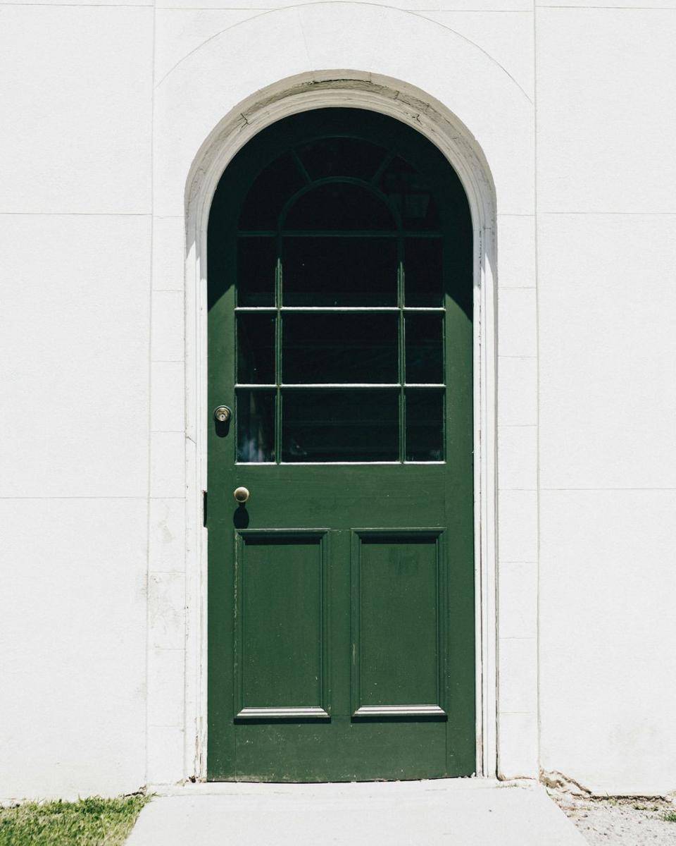 ilustrasi pintu rumah (unsplash.com/Andrik Langfield)