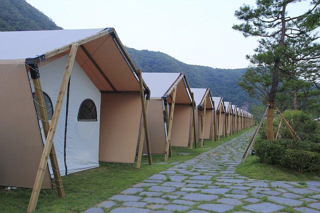 ilustrasi glamping. https://pixabay.com/users/proman-2003712/